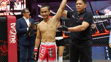 Foto Wanita dengan Kuku Terpanjang Memotong Kukunya Sepanjang 733 cm