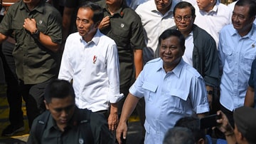 Foto Nyogok Polisi Jaman Now, Langsung Masuk Kantong